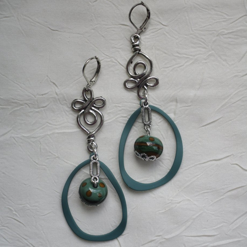 Ravissantes boucles d’oreilles en silicone et métal argenté