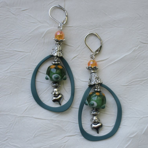 Ravissantes boucles d’oreilles en silicone et métal argenté