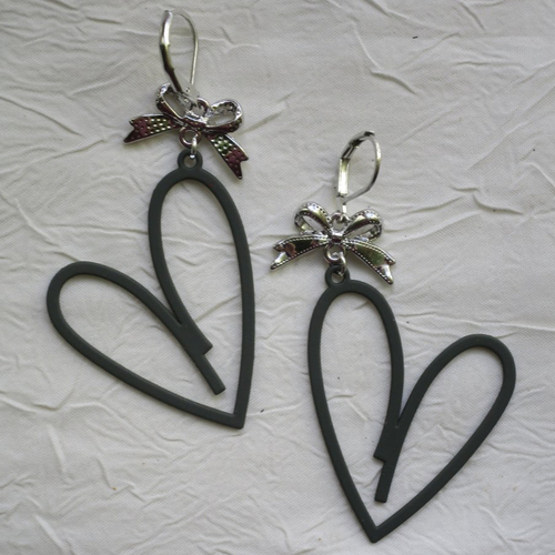 Ravissantes boucles d’oreilles en silicone et métal argenté