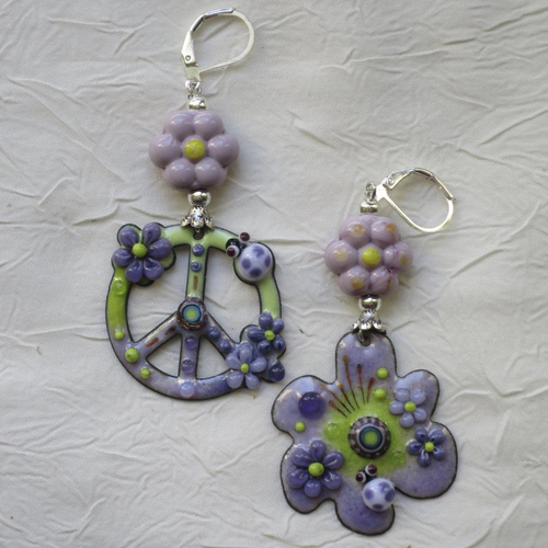 Ravissantes boucles d’oreilles en cuivre émaillé et perles en verre de murano