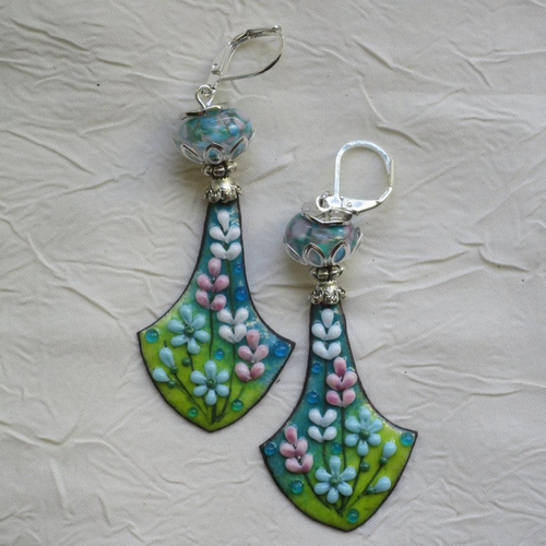 Ravissantes boucles d’oreilles en cuivre émaillé et perles en verre de murano