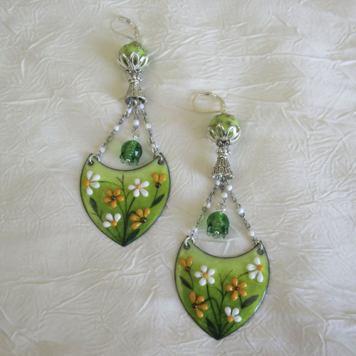 Ravissantes boucles d’oreilles en cuivre émaillé et perles en verre de murano