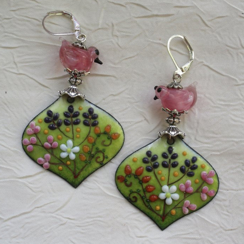 Ravissantes boucles d’oreilles en cuivre émaillé et perles en verre de murano