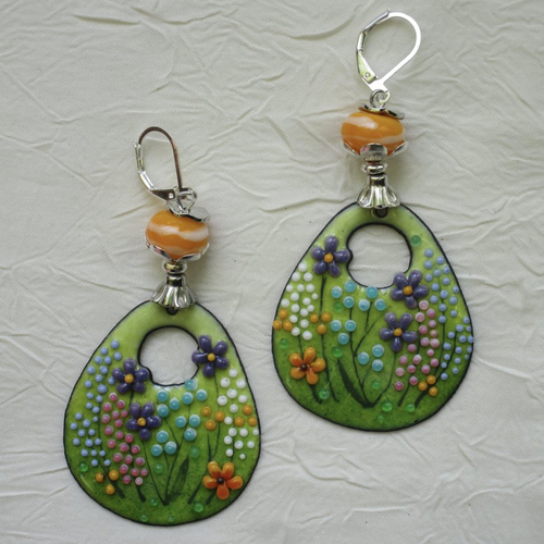 Ravissantes boucles d’oreilles en cuivre émaillé et perles en verre de murano