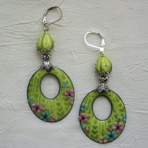 Ravissantes boucles d’oreilles en cuivre émaillé et perles en verre de murano