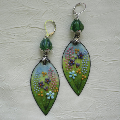 Ravissantes boucles d’oreilles en cuivre émaillé et perles en verre de murano