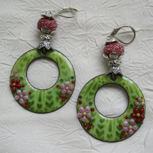 Ravissantes boucles d’oreilles en cuivre émaillé et perles en verre de murano