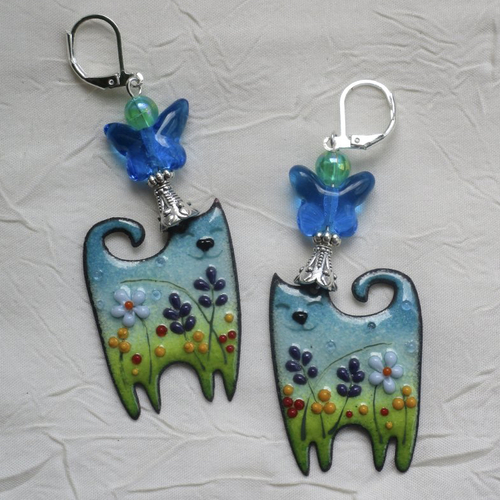 Ravissantes boucles d’oreilles en cuivre émaillé et perles en verre de murano