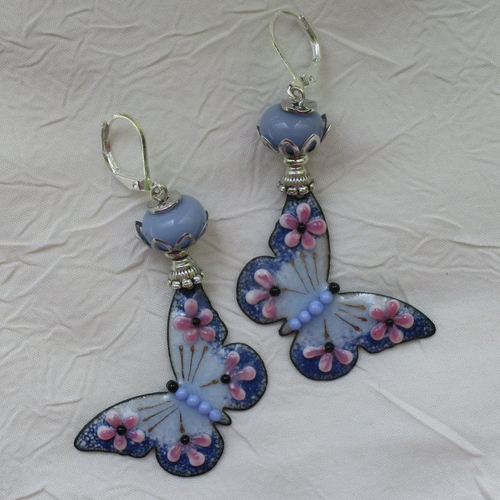 Ravissantes boucles d’oreilles en cuivre émaillé et perles en verre de murano