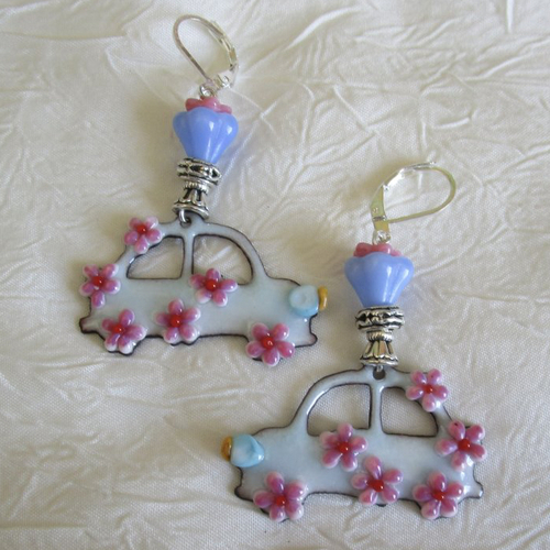 Ravissantes boucles d’oreilles en cuivre émaillé et perles en verre de murano