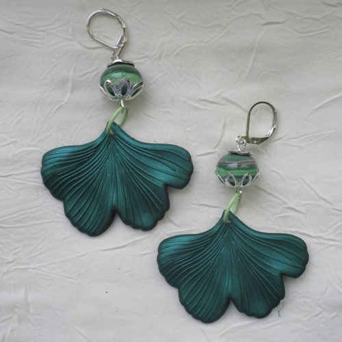 Ravissantes boucles d’oreilles en silicone et métal argenté