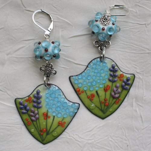 Ravissantes boucles d’oreilles en cuivre émaillé et perles en verre de murano