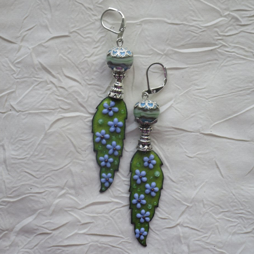 Ravissantes boucles d’oreilles en cuivre émaillé et perles en verre de murano