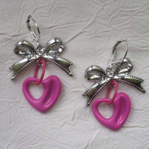 Ravissantes boucles d’oreilles romantiques en métal laqué et argenté