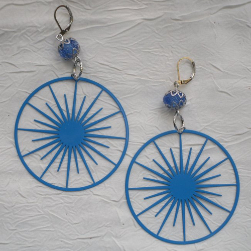 Ravissantes boucles d’oreilles créoles en verre de murano et métal de couleur