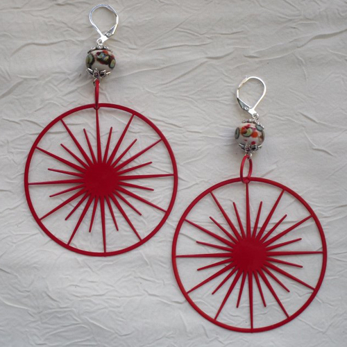 Ravissantes boucles d’oreilles créoles en verre de murano et métal de couleur