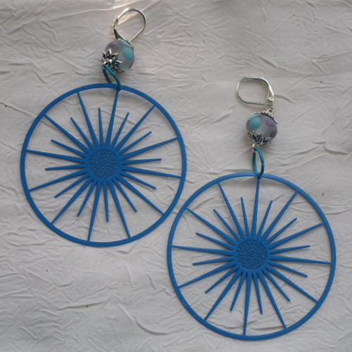 Ravissantes boucles d’oreilles créoles en verre de murano et métal de couleur