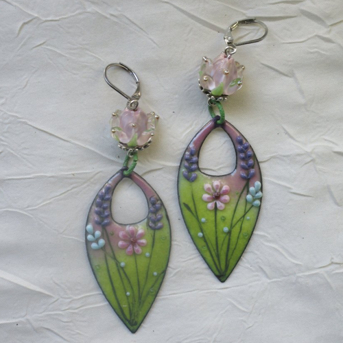 Ravissantes boucles d’oreilles en cuivre émaillé et perles en verre de murano