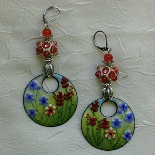Ravissantes boucles d’oreilles en cuivre émaillé et perles en verre de murano