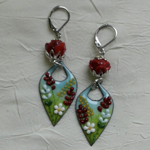 Ravissantes boucles d’oreilles en cuivre émaillé et perles en verre de murano
