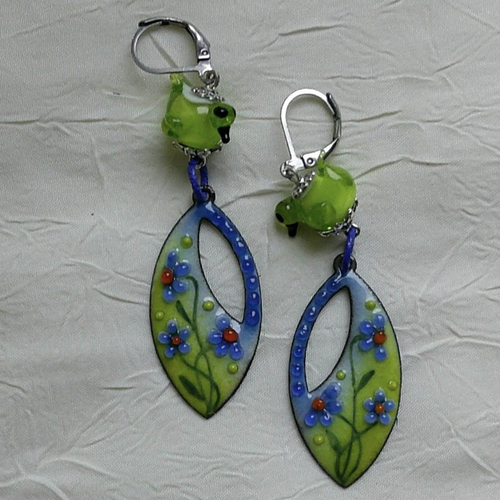 Ravissantes boucles d’oreilles en cuivre émaillé et perles en verre de murano