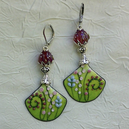 Ravissantes boucles d’oreilles en cuivre émaillé et perles en verre de murano