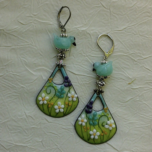 Ravissantes boucles d’oreilles en cuivre émaillé et perles en verre de murano