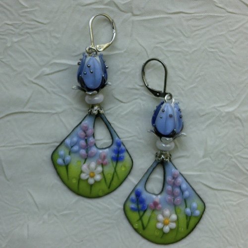 Ravissantes boucles d’oreilles en cuivre émaillé et perles en verre de murano
