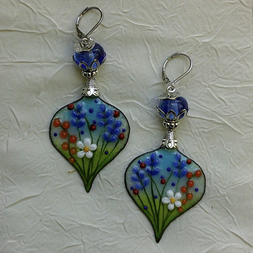 Ravissantes boucles d’oreilles en cuivre émaillé et perles en verre de murano