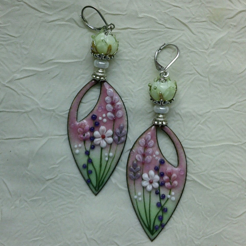 Ravissantes boucles d’oreilles en cuivre émaillé et perles en verre de murano