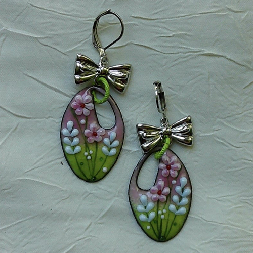 Ravissantes boucles d’oreilles en cuivre émaillé et perles en verre de murano