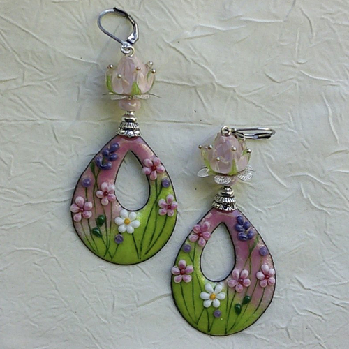 Ravissantes boucles d’oreilles en cuivre émaillé et perles en verre de murano