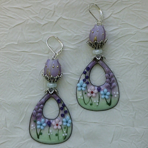 Ravissantes boucles d’oreilles en cuivre émaillé et perles en verre de murano