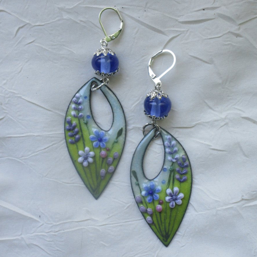 Ravissantes boucles d’oreilles en cuivre émaillé et perles en verre de murano
