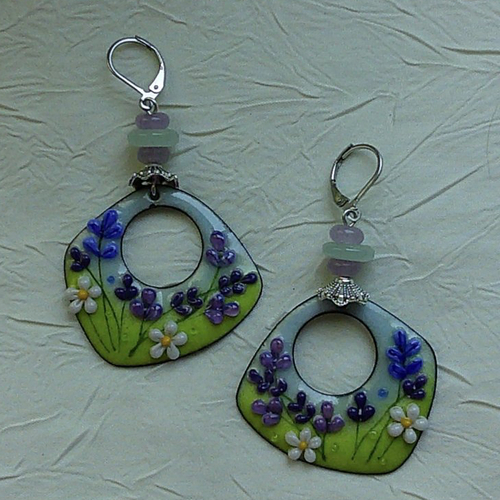 Ravissantes boucles d’oreilles en cuivre émaillé et perles en verre de murano