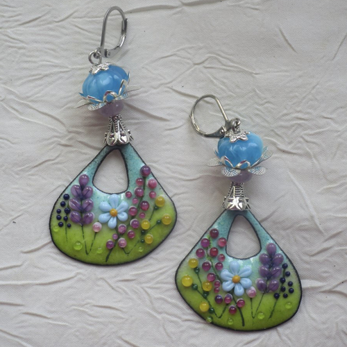 Ravissantes boucles d’oreilles en cuivre émaillé et perles en verre de murano