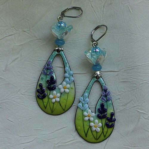 Ravissantes boucles d’oreilles en cuivre émaillé et perles en verre de murano