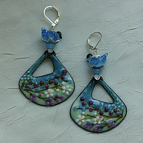Ravissantes boucles d’oreilles en cuivre émaillé et perles en verre de murano