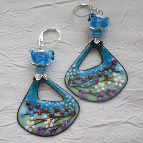 Ravissantes boucles d’oreilles en cuivre émaillé et perles en verre de murano