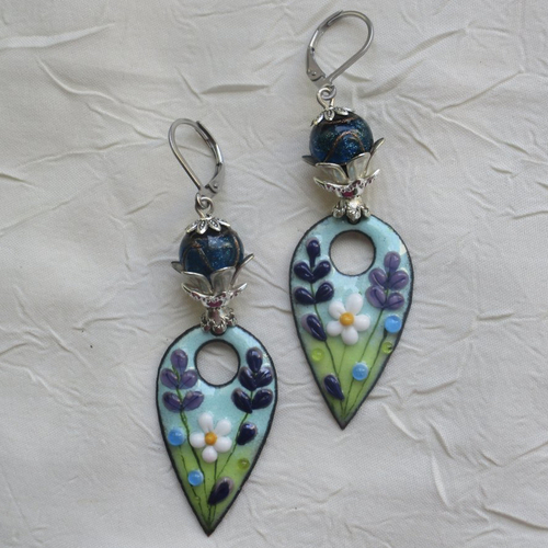 Ravissantes boucles d’oreilles en cuivre émaillé et perles en verre de murano