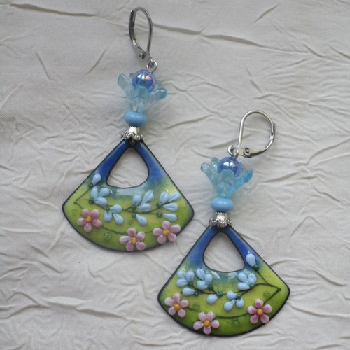 Ravissantes boucles d’oreilles en cuivre émaillé et perles en verre de murano