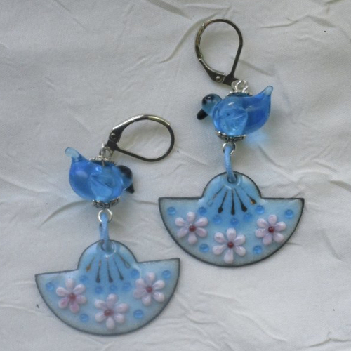 Ravissantes boucles d’oreilles en cuivre émaillé et perles en verre de murano