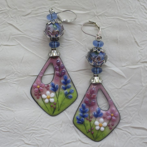 Ravissantes boucles d’oreilles en cuivre émaillé et perles en verre de murano