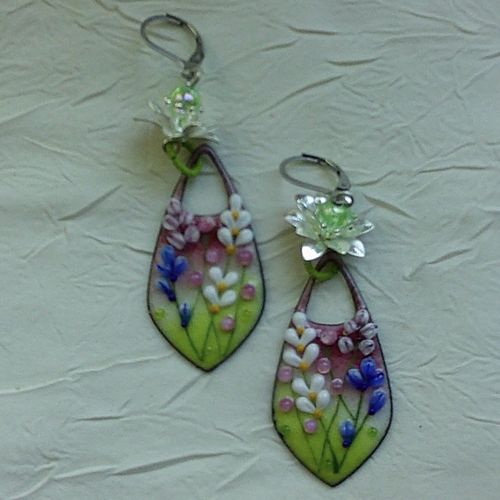 Ravissantes boucles d’oreilles en cuivre émaillé et perles en verre de murano