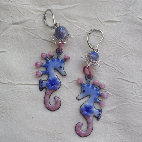 Ravissantes boucles d’oreilles en cuivre émaillé et perles en verre de murano