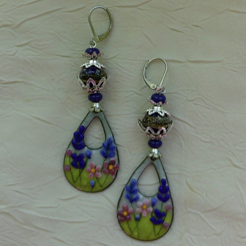 Ravissantes boucles d’oreilles en cuivre émaillé et perles en verre de murano