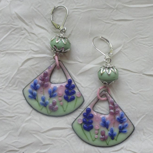 Ravissantes boucles d’oreilles en cuivre émaillé et perles en verre de murano