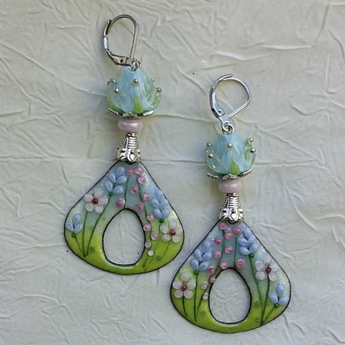 Ravissantes boucles d’oreilles en cuivre émaillé et perles en verre de murano