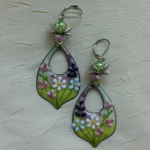 Ravissantes boucles d’oreilles en cuivre émaillé et perles en verre de murano
