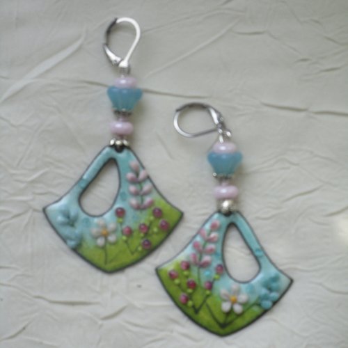 Ravissantes boucles d’oreilles en cuivre émaillé et perles en verre de murano